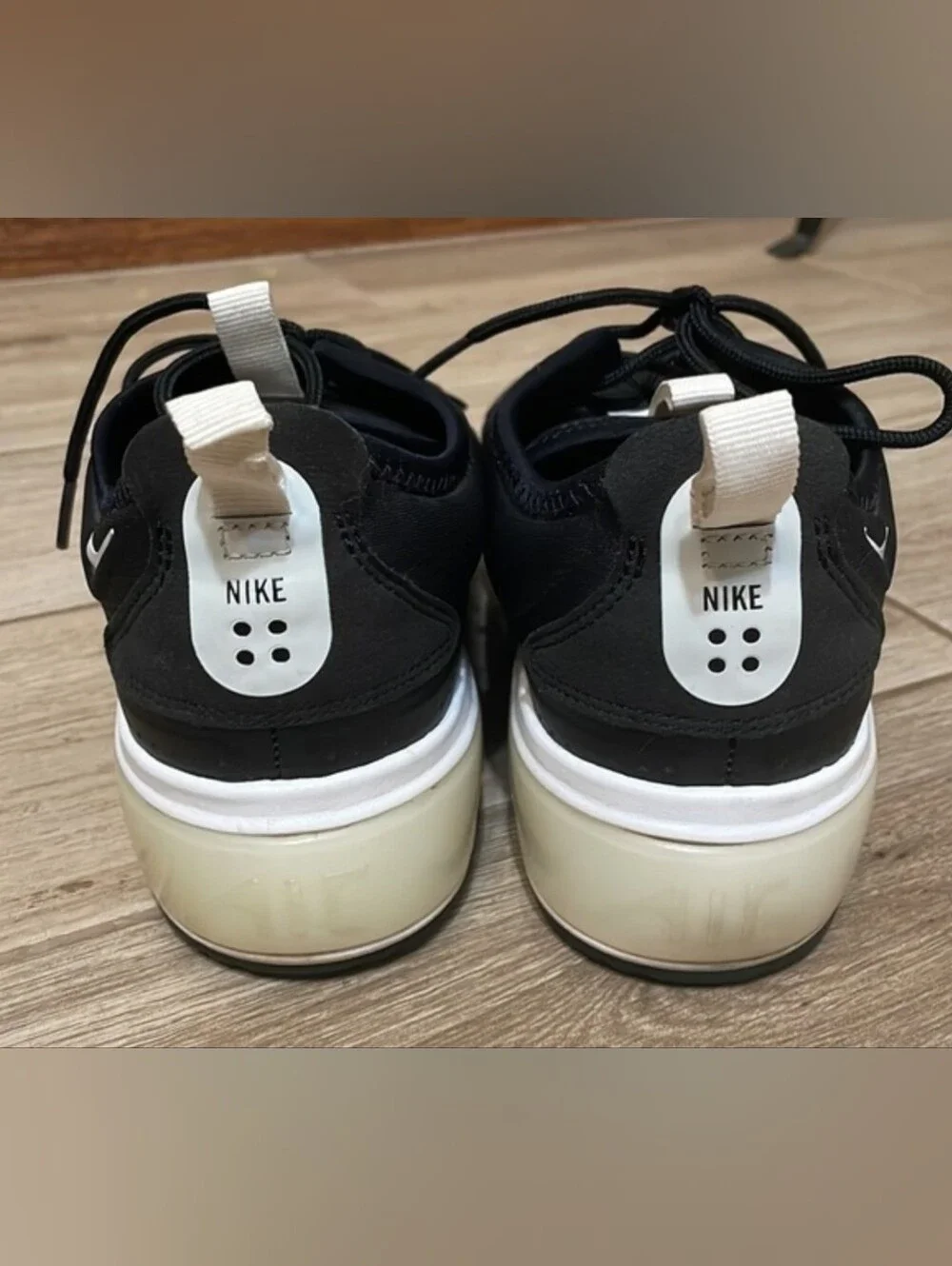 Women's Nike Air Max Dia  Black and White Sneakers Sz 8